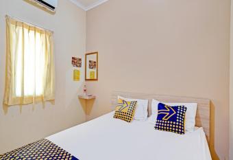 SUPER OYO 90622 Hotel Galaksi allows 18 year olds to book a room