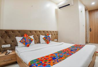 Capital O 82561 Hotel Om Palace allows 18 year olds to book a room