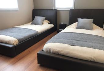 HOKULANI by the sea                                                       &             has rooms with a private hot tub