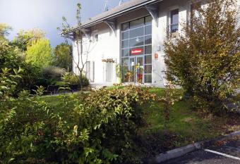 Residhome Gen  ve Pr  vessin Le Carr   d Or allows 18 year olds to book a room