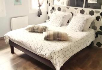 La r  sini  re allows 18 year olds to book a room