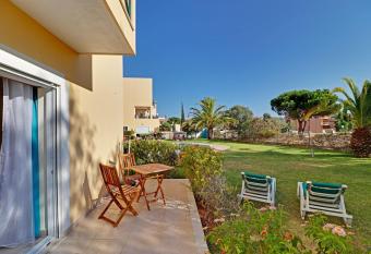 Vilamoura Delight with Pool by Homing allows 18 year olds to book a room