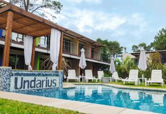 Undarius Hotel (exclusively gay men) allows 18 year olds to book a room