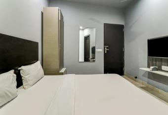 OYO Flagship 82564 Blue Moon Residency allows 18 year olds to book a room