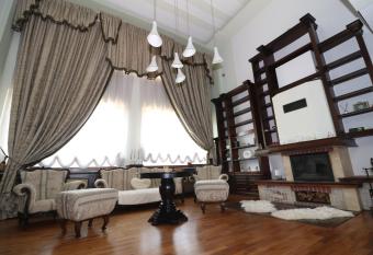 Casa din Deal has rooms with a private hot tub