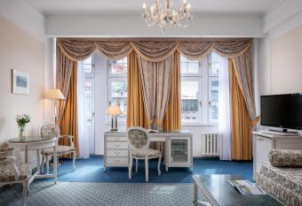 Ambassador Zlata Husa has rooms with a private hot tub