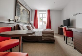 Hotel-Caf   du Trinquet has Balcony rooms