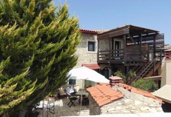 Villa Strata (a path to Psiloritis mountain) has Balcony rooms