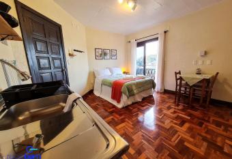 Studio Home Office - Nova Petr  polis allows 18 year olds to book a room