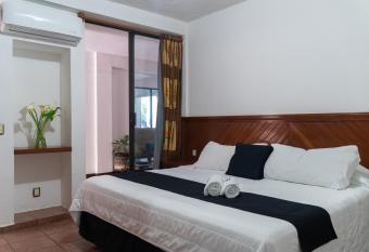 Hotel Camino Del Sol allows 18 year olds to book a room