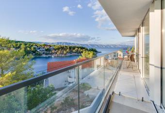 Villa Estate Da Noi has rooms with a private hot tub