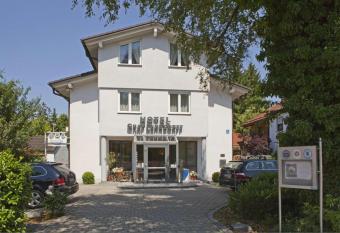 Hotel Graf Lehndorff zur Messe allows 18 year olds to book a room
