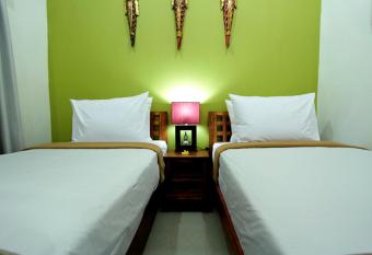 Maha Residence Guest House has rooms with a private hot tub