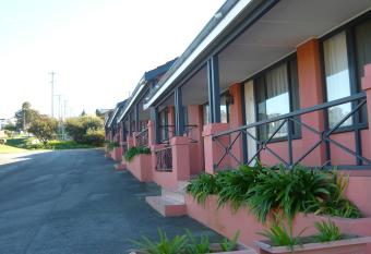 Albany Apartments has rooms with a private hot tub