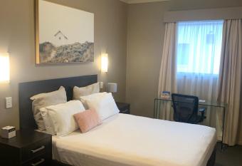 Best Western Blackbutt Inn allows 18 year olds to book a room