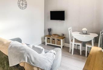 The Rosebery Retreat By The Castle 1-Bed Apartment allows 18 year olds to book a room