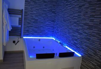 Alojamientos Lola, Suite con jacuzzi has rooms with a private hot tub