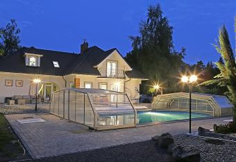 Luksusowa willa z basenem, saun   i jacuzzi has rooms with a private hot tub