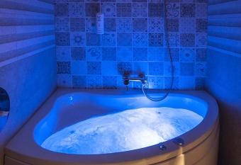   AD Apartments and Rooms has rooms with a private hot tub