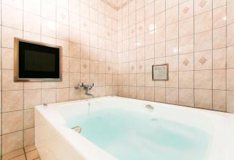 Hotel Luna (Adult Only) allows 18 year olds to book a room