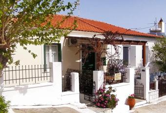 Kontos-Traditional house in Andros beach allows 18 year olds to book a room