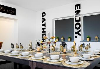 The Leeds Gathering - Hot Tub - EV Charging allows 18 year olds to book a room