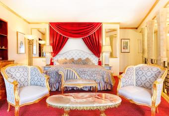 Hotel Hoffmeister has rooms with a private hot tub