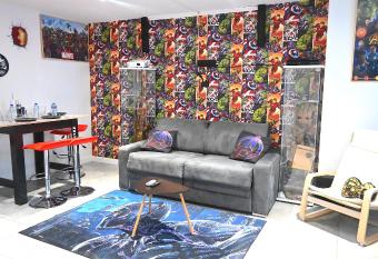 Class&Marvel Appt 10mn Aeroport CDG allows 18 year olds to book a room