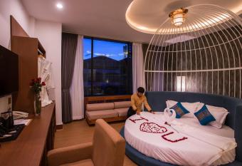 Orussey One Boutique has rooms with a private hot tub