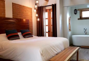 Casa Carmen has rooms with a private hot tub