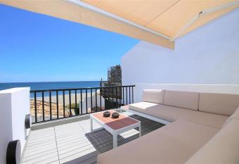 Beachhouse GALORE has Balcony rooms