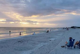 Beautiful home- Private getaway-Heated Pool/Hottub has rooms with a private hot tub