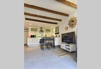 vieux port has Balcony rooms