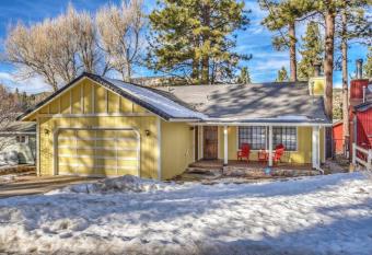 DoorMat Vacation Rentals - Country Club Cottage allows 18 year olds to book a room