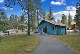 DoorMat Vacation Rentals - Chipmunk Cottage, Walk to Boulder Bay Park! allows 18 year olds to book a room