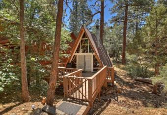 DoorMat Vacation Rentals - Acute A-frame Cabin! Remodeled! WIFI! Modern! has Balcony rooms