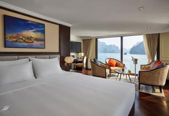 Halong Capella Cruise has rooms with a private hot tub