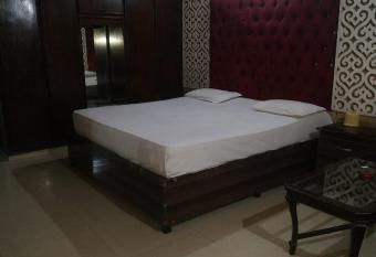 Moon Soon Hotel allows 18 year olds to book a room