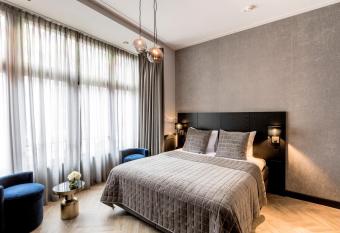 Cavallaro Hotel allows 18 year olds to book a room