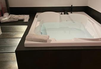 Royalroom2.0-relaxing spa & luxury apartments has rooms with a private hot tub