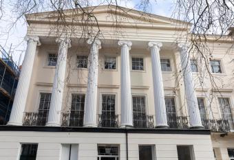 High Columns - superb central 2 beds 2 baths and free parking allows 18 year olds to book a room