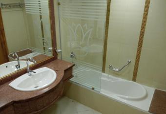 Regency Pyramids Hotel has rooms with a private hot tub