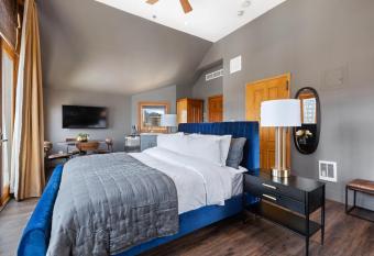 The Historic Blue Moon Hotel - Nyc has Balcony rooms