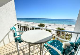 Blue Haven Villa has rooms with a private hot tub