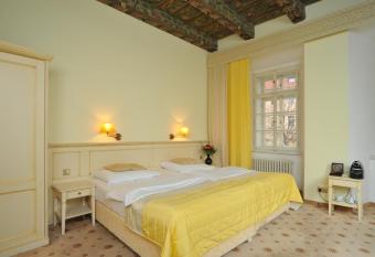 Hotel Metamorphis has rooms with a private hot tub