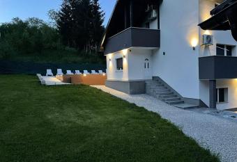 Vila s bazenom deluxe - GTI allows 18 year olds to book a room