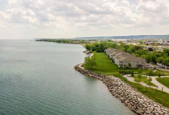 GLOBALSTAY Waterfront 20Ppl 5 Bedroom Townhouse Hot tub Sauna has rooms with a private hot tub