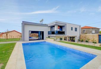 Sunhouse has Balcony rooms