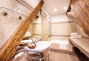 Iron Gate Hotel & Suites Prague by BHG has rooms with a private hot tub