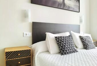 HOSTAL RIGAU allows 18 year olds to book a room